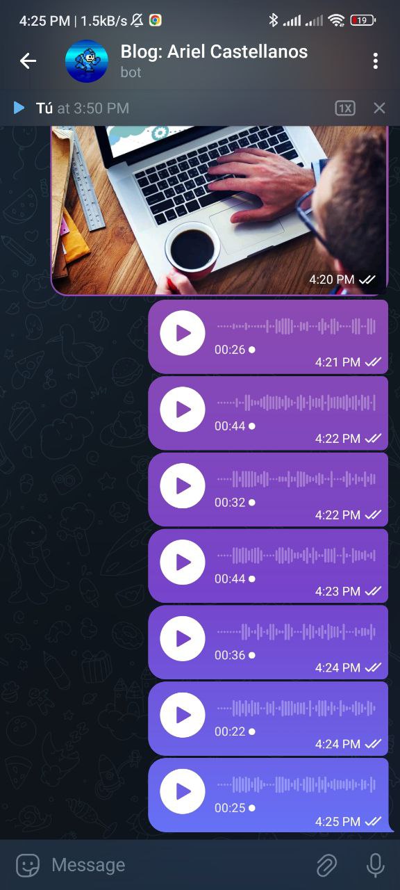 Captura de pantalla de un chat con múltiples mensajes de voz enviados entre las 4:21 PM y las 4:25 PM.