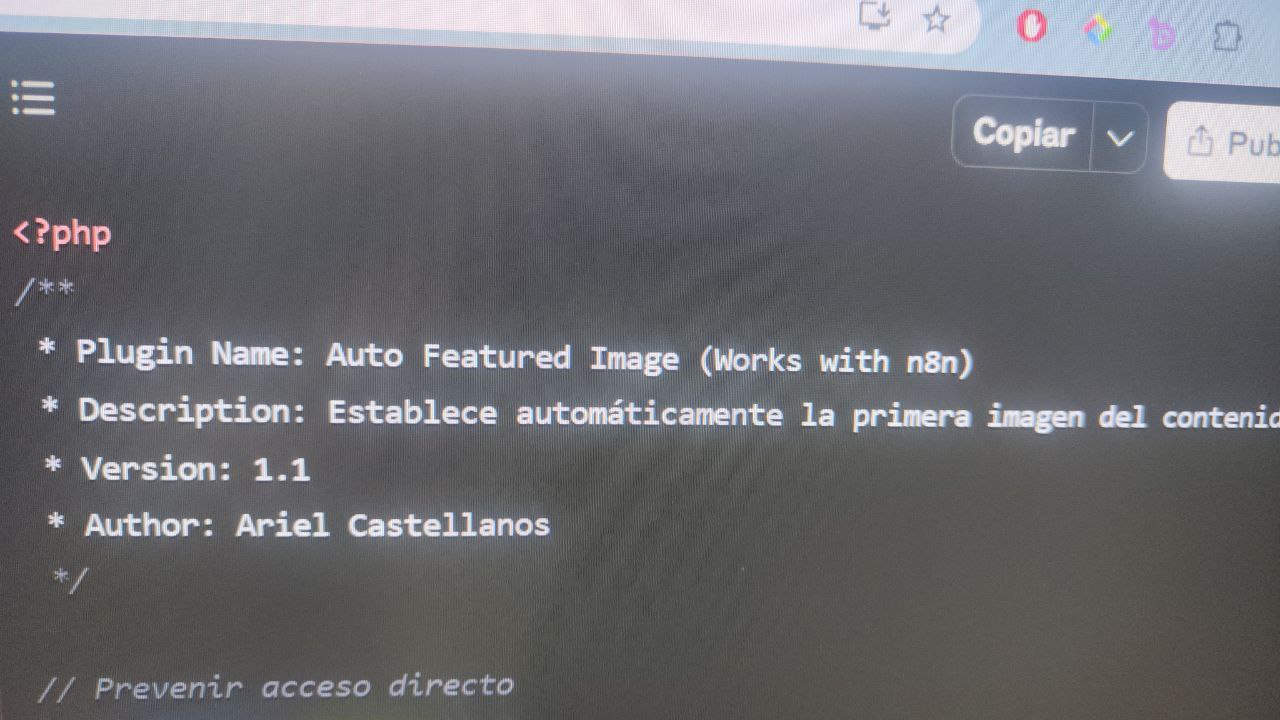 Pantalla muestra código PHP de un plugin llamado 'Auto Featured Image' con versión, descripción y nombre del autor.